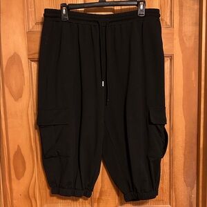 Women’s Capri Joggers With Side Cargo Pockets Black Size 2XL Like New